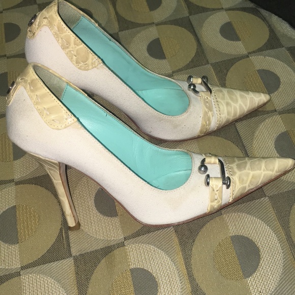 BCBG MaxAzria pointy toe heels - Picture 2 of 5